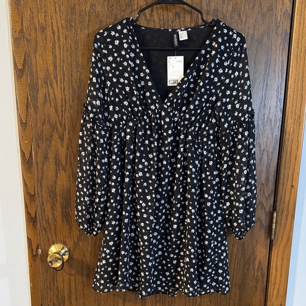 NWT A-line dress - Black/Floral - Ladies |
H&M Size XS